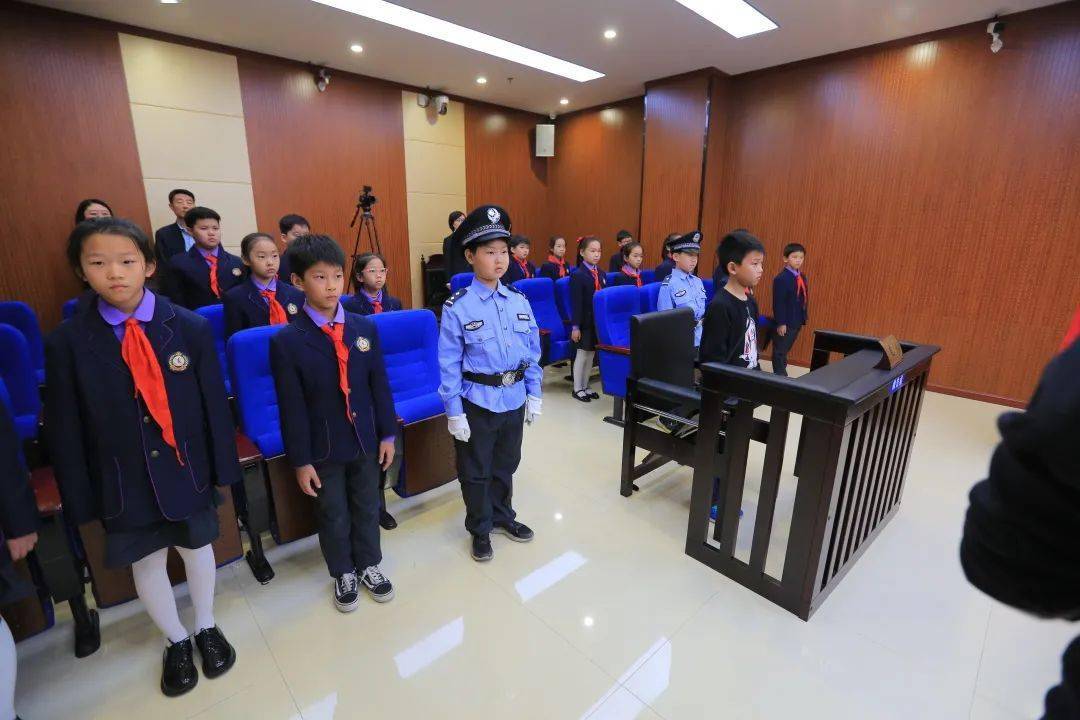 模拟法庭开进小学校园 小学生当上“大法官”