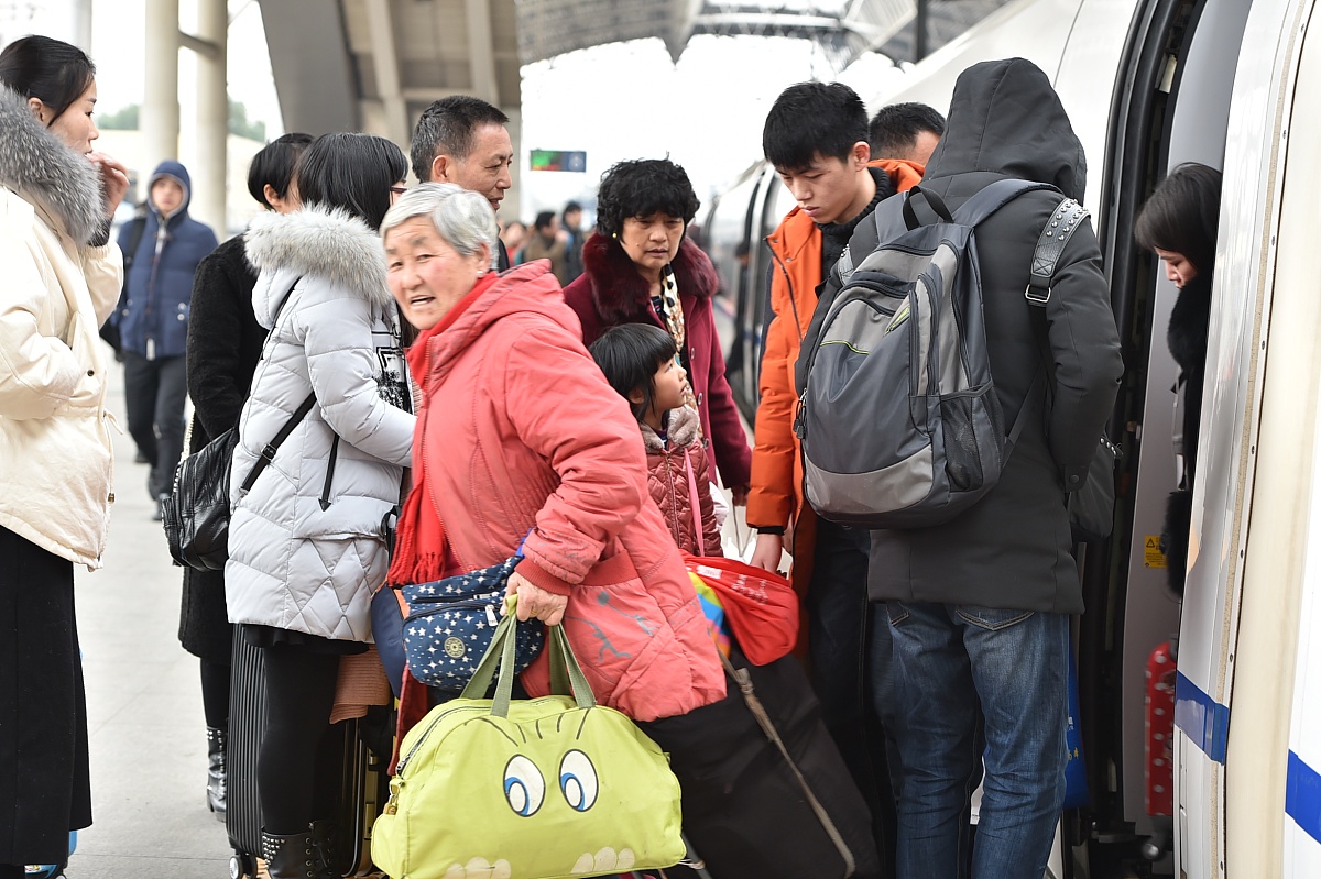 今年春运跨区域人员流动量预计达到90亿人次 自驾出行仍是主流